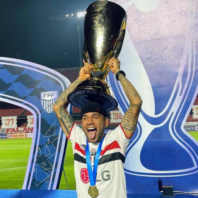 kaiyun中国-第41冠躺冠 FIFA赞阿尔维斯是“冠军奖杯人体磁铁”